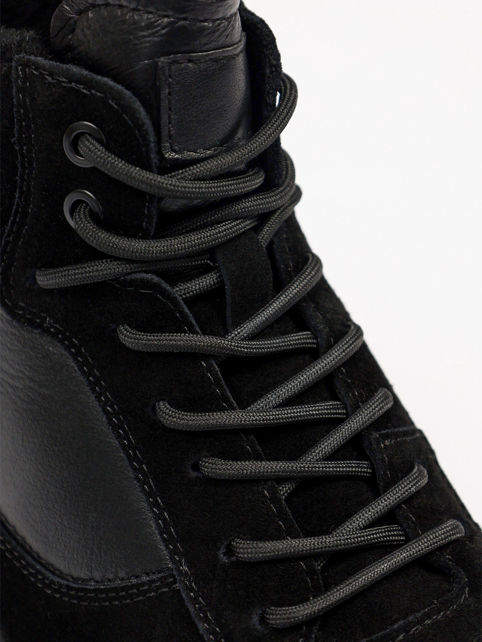 Ботинки комбинированные черного цвета на низкой платформе